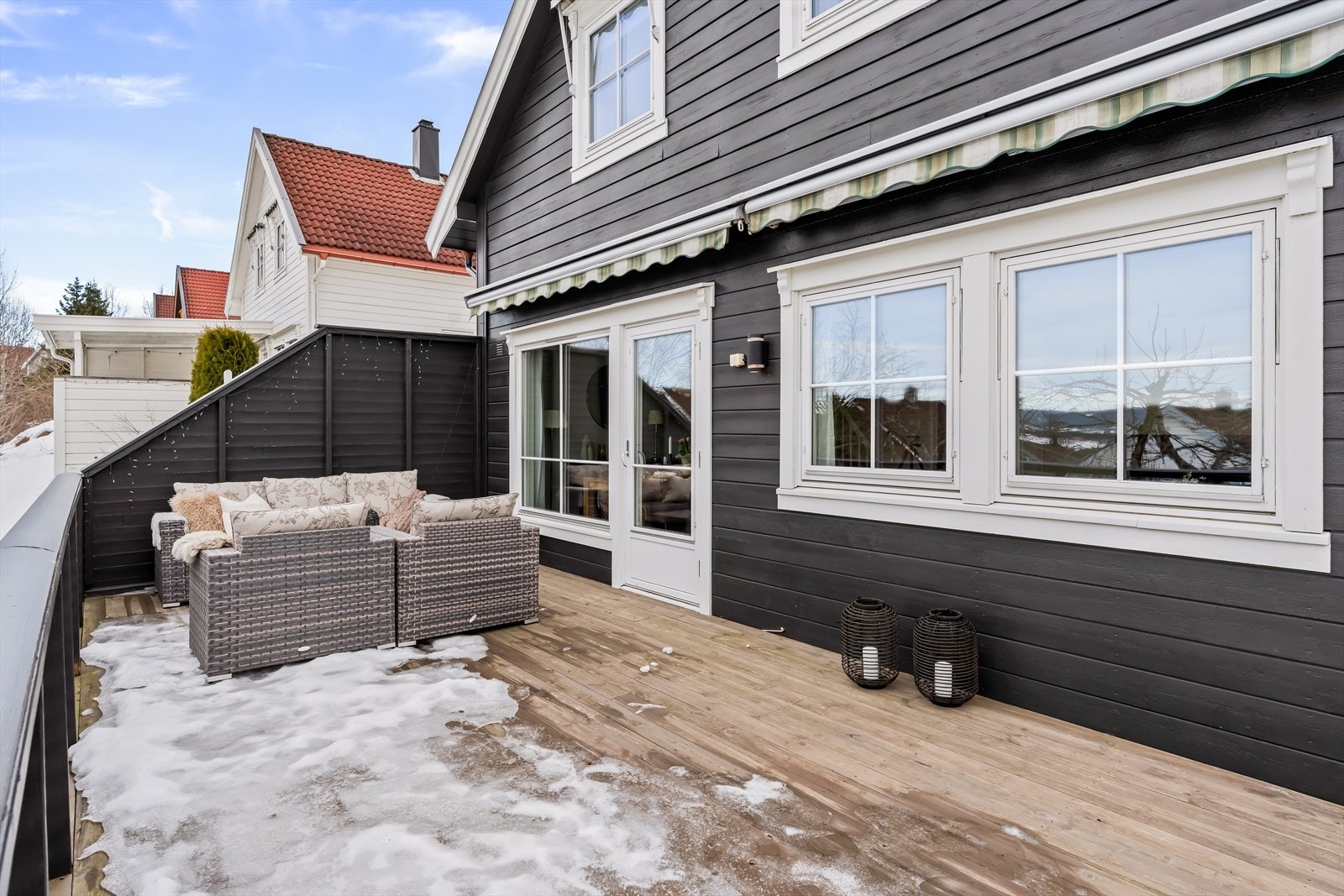 Her ute er det god plass til flere sittegrupper, samt grill. Galleribilde