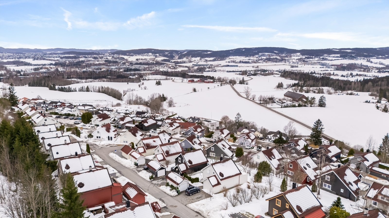 Boligen har en svært barnevennlig beliggenhet i lite trafikkert blindgate. Galleribilde