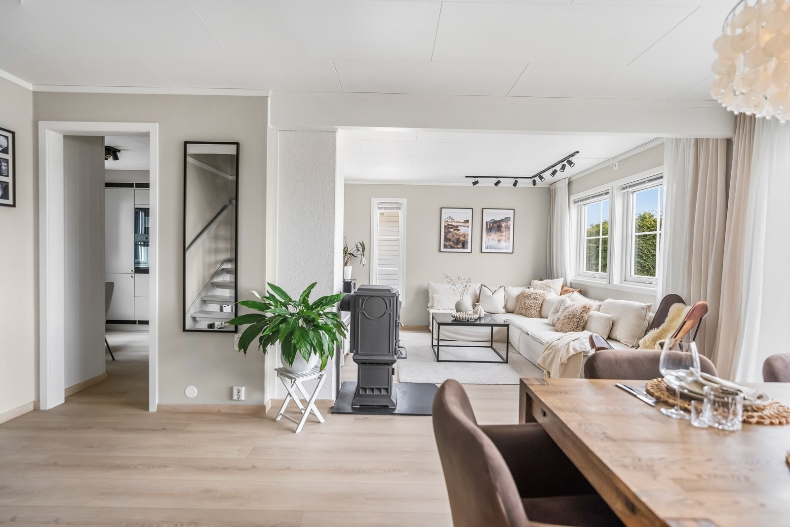 I stuen er det god plass til sofaseksjon, tv-møbel og spisegruppe. Galleribilde