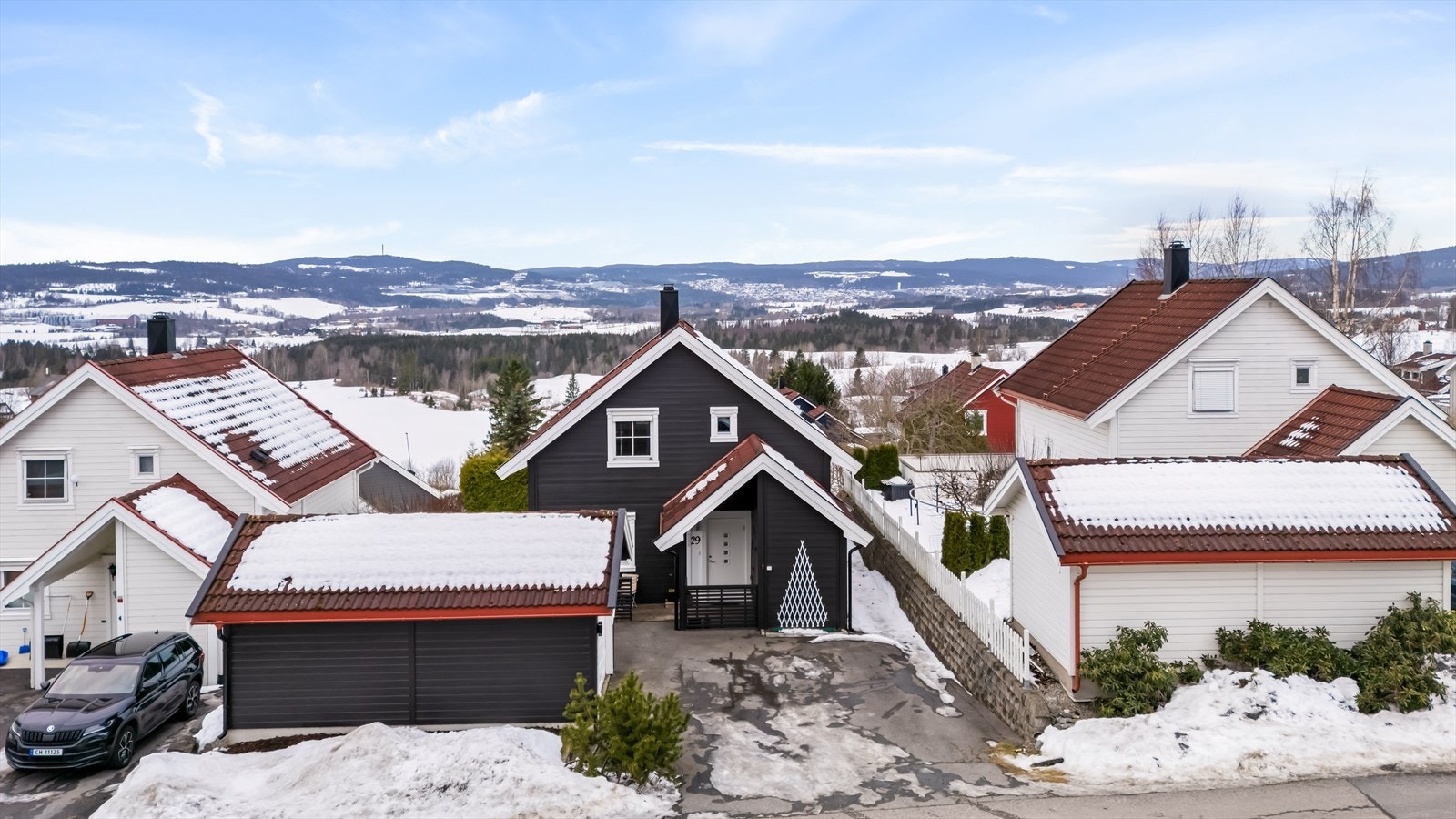 Med boligen følger parkering i garasje på BRA 17 m². I tillegg er det plass til biloppstilling på gårdsplassen. Galleribilde
