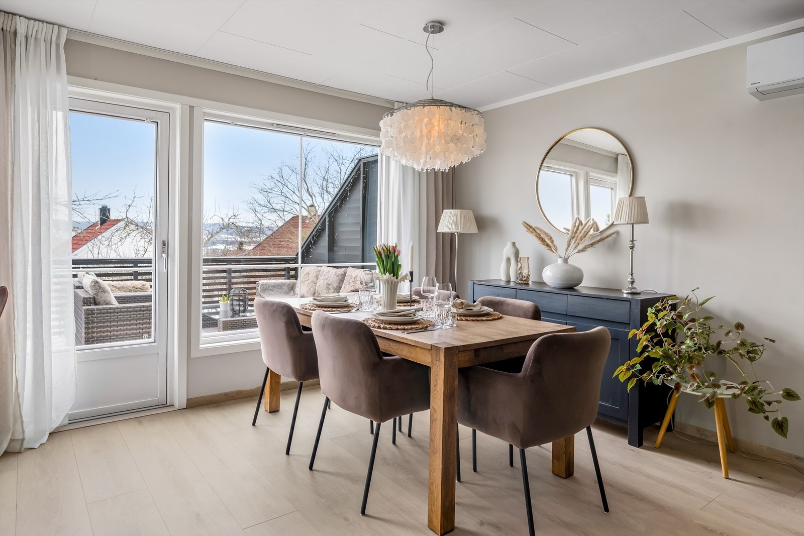 Fra stuen er det utgang til en veranda på 25 m². Galleribilde