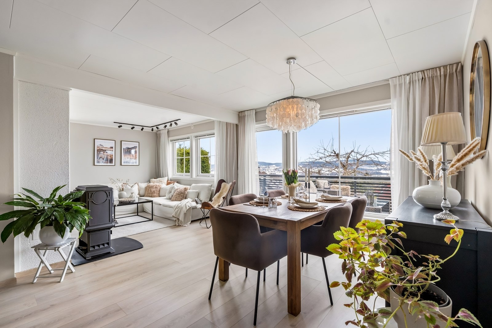 Rommet har store vindusflater som slipper inn rikelig med naturlig lys. Galleribilde