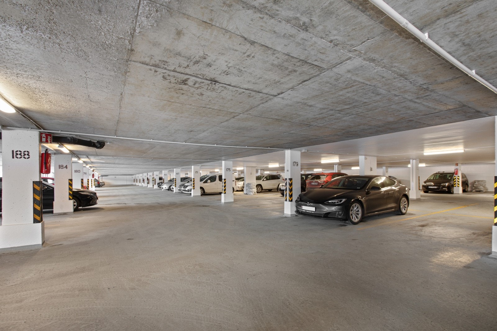 Leiligheten disponerer en garasjeplass i felles garasjehus. Det er godt med gjesteparkering. Galleribilde