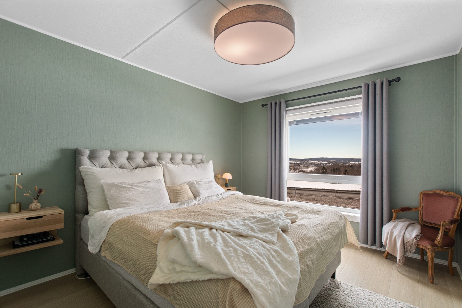 Hovedsoverommet er romslig med god plass til dobbeltseng og tilhørende møblement. Galleribilde