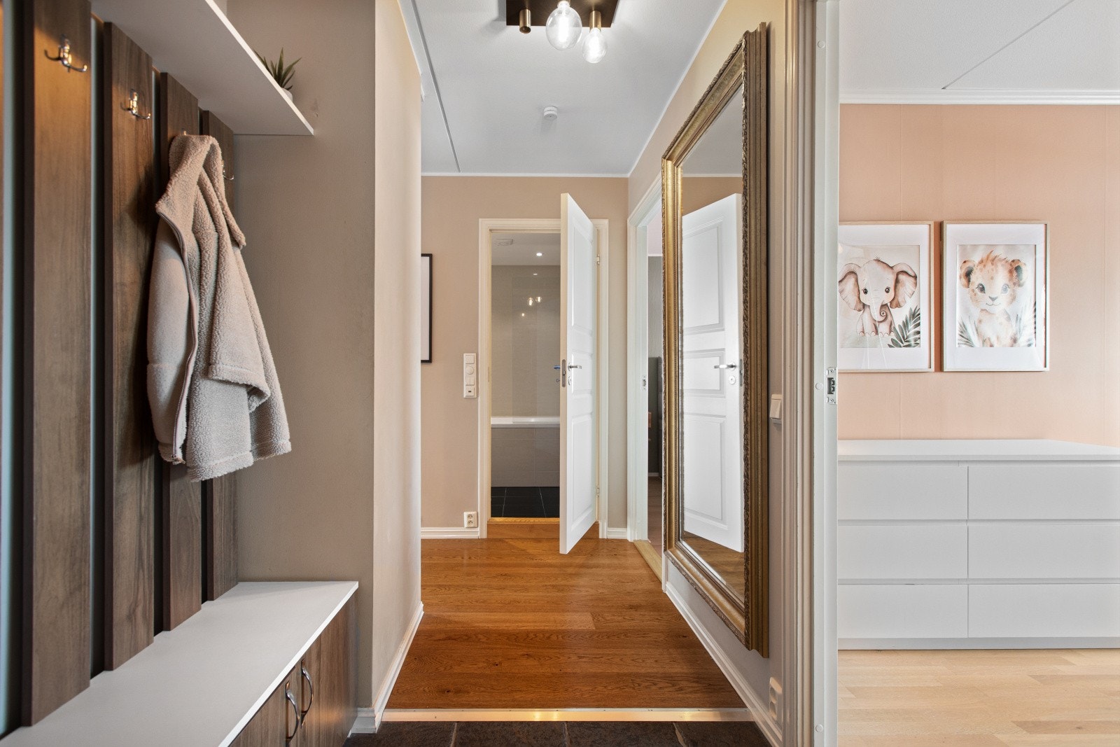 En romslig entré ønsker deg velkommen inn og gir et godt førsteinntrykk av boligen. Galleribilde