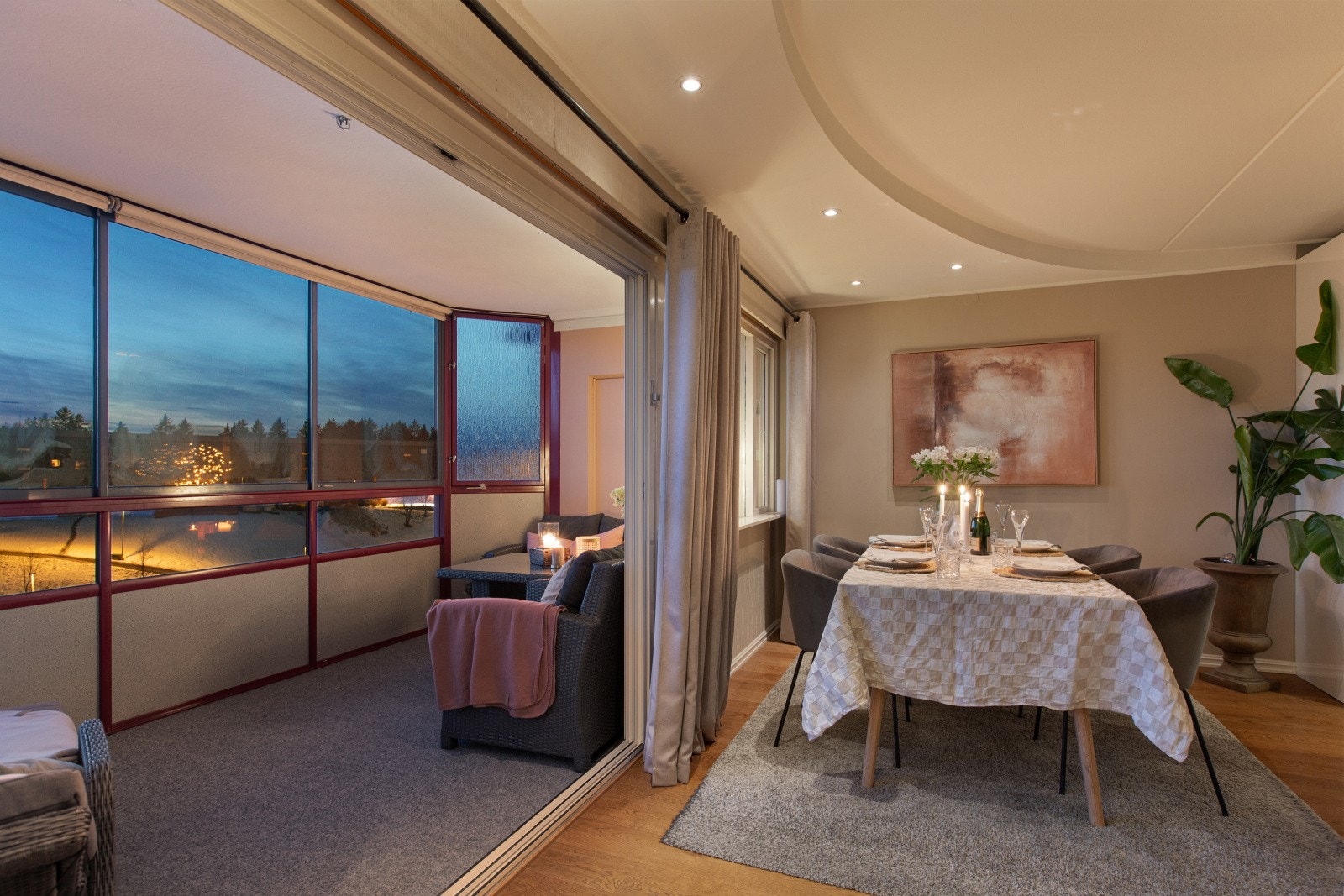 Skyvedøren kan åpnes helt opp slik at inne- og uterommet bindes sammen. Galleribilde