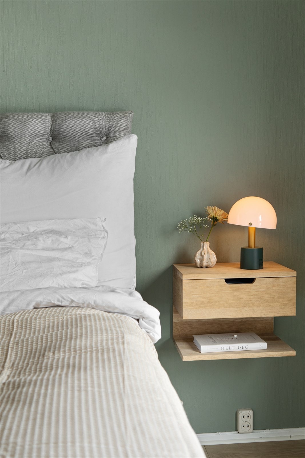 Gjennomtenkte detaljer og en behagelig fargepalett skaper en rolig atmosfære på soverommet. Galleribilde
