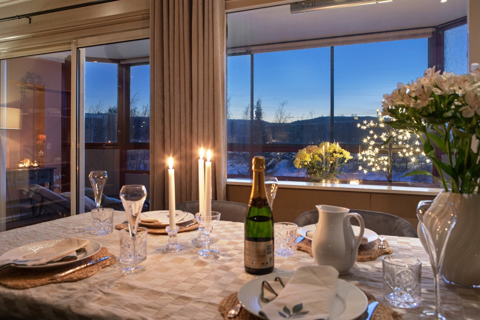 Fra spisestuen er det en hyggelig utsikt mot balkongen. Galleribilde