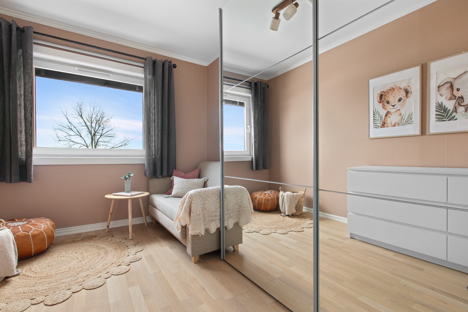 Det andre soverommet egner seg godt som barnerom, gjesterom eller kontor. Romslig skyvedørsgarderobe gir gode oppbevaringsmuligheter. Galleribilde