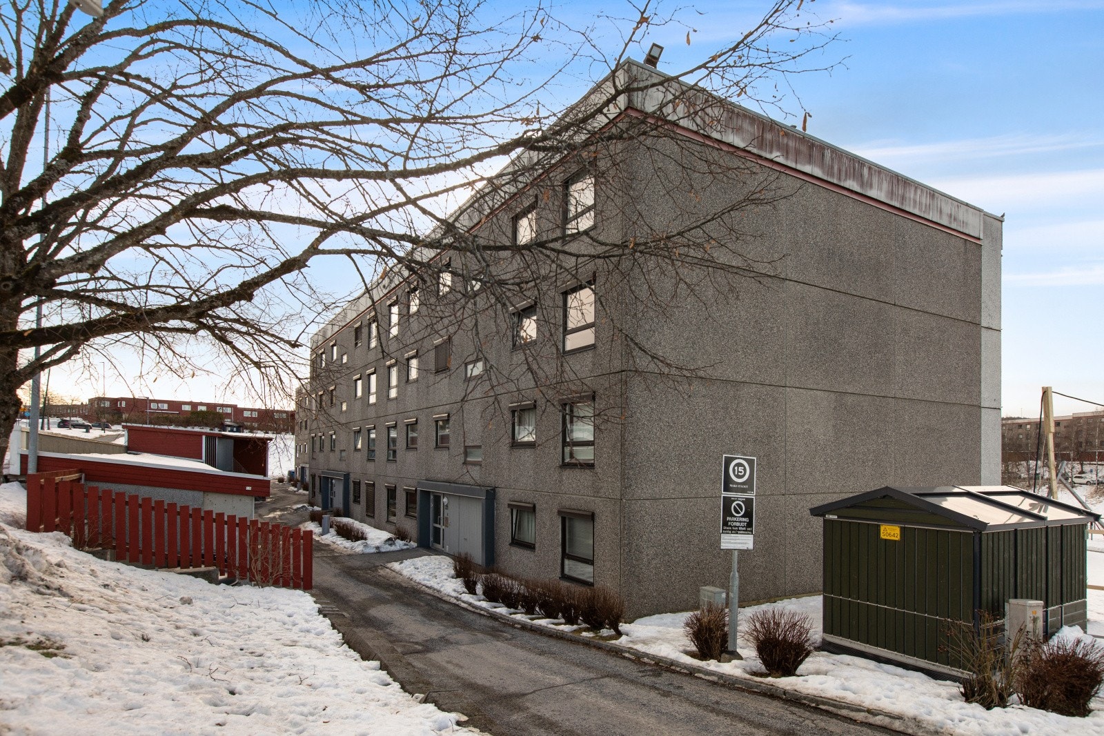 Det er tilgang til utendørs boder for oppbevaring av sykler og barnevogner. Galleribilde