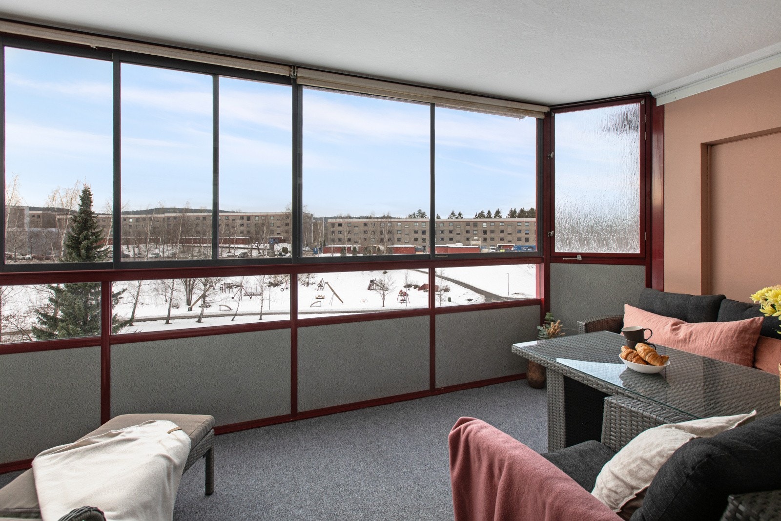 Den store, innglassede balkongen utvider stuen og blir et herlig uterom store deler av året. Galleribilde