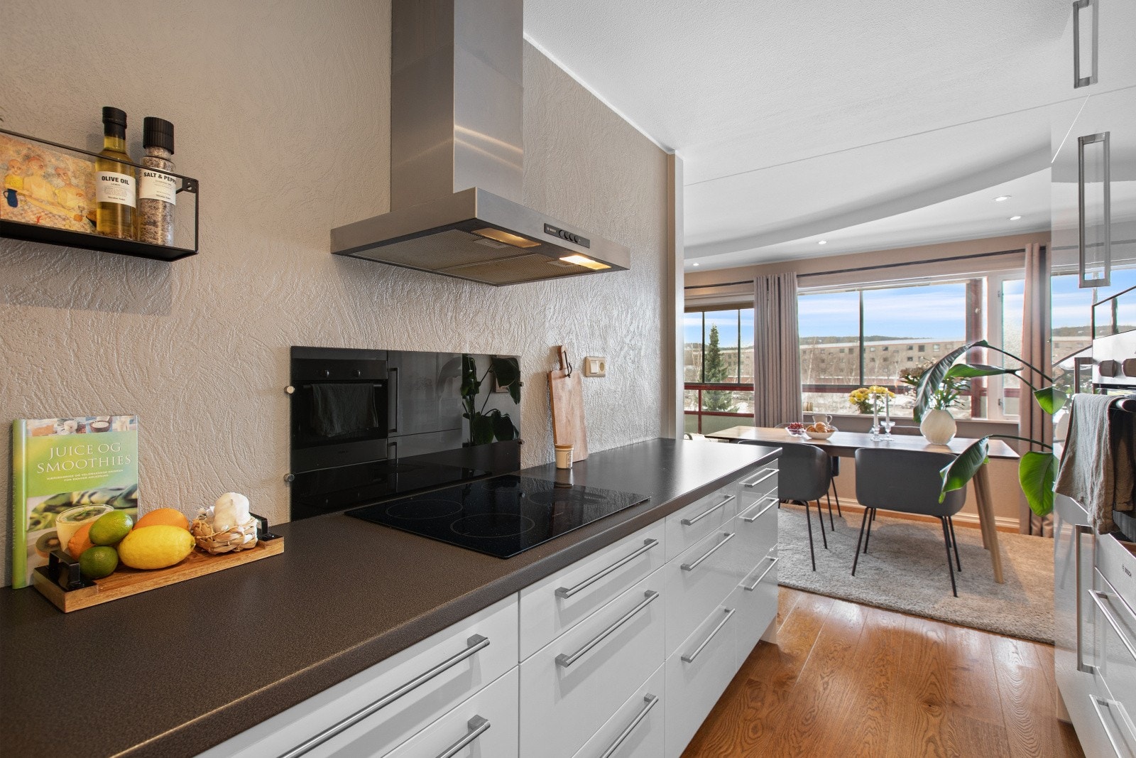 Kjøkkenet har en åpen løsning mot spisestuen, som skaper en sosial og luftig sone. Galleribilde