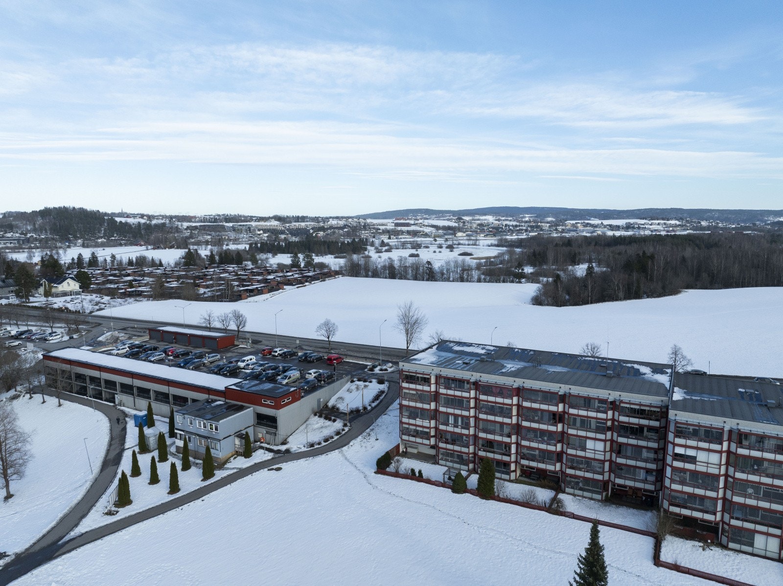 Fra boligen er det kort vei til fine turområder, samtidig som det er umiddelbar nærhet til det man måtte trenge i hverdagen. Galleribilde