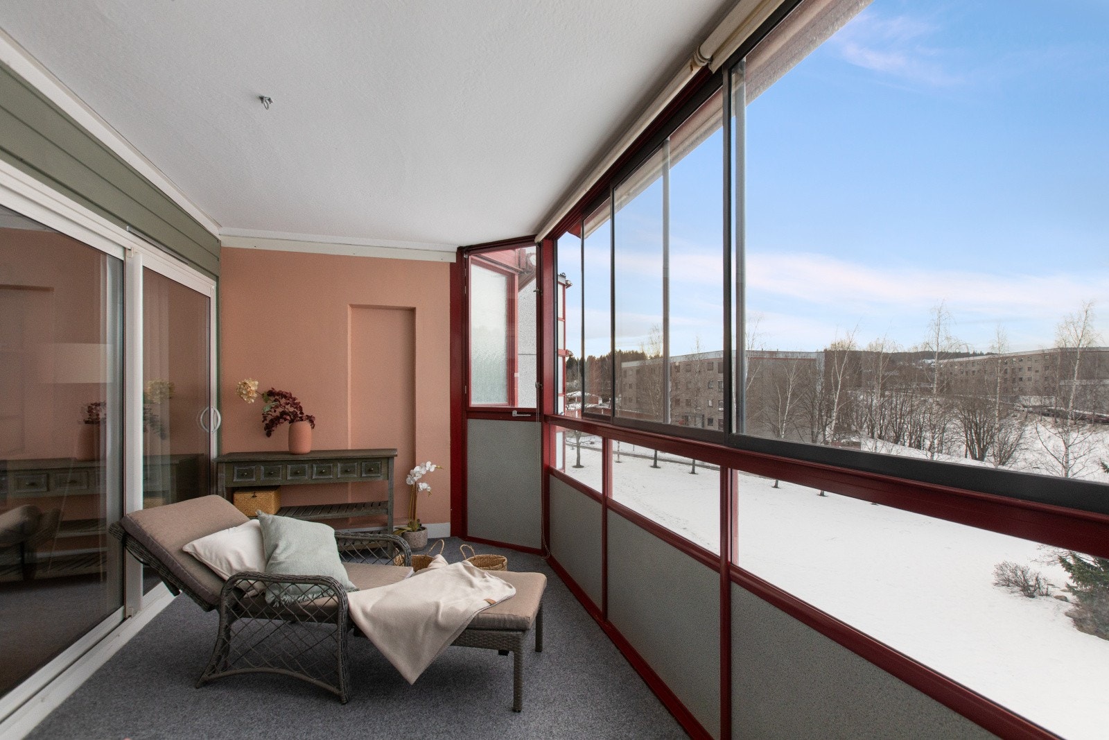 Balkongen ligger vendt mot vest og har fine solforhold og en hyggelig utsikt. Galleribilde