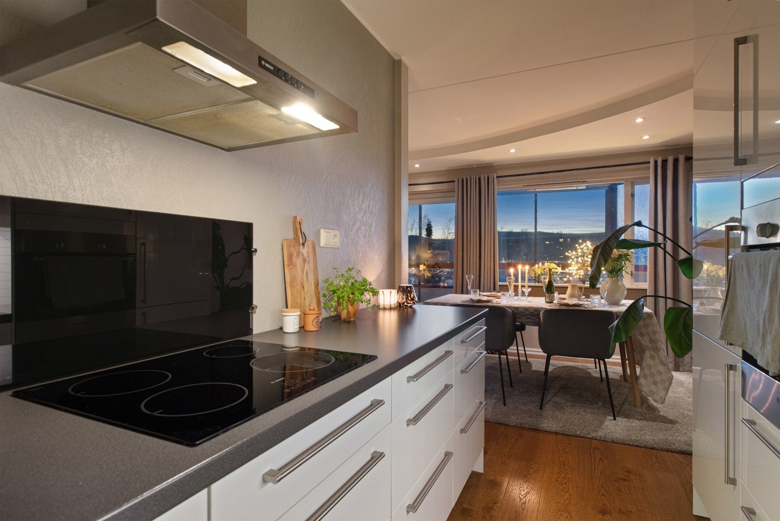 Innredningen har glatte fronter og laminat benkeplate med oppvaskkum og koketopp. Galleribilde