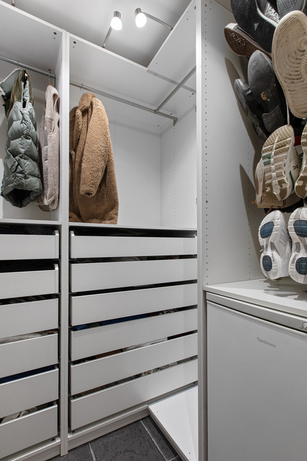 I tilknytning til entréen er det et praktisk bod med gode oppbevaringsmuligheter. Galleribilde