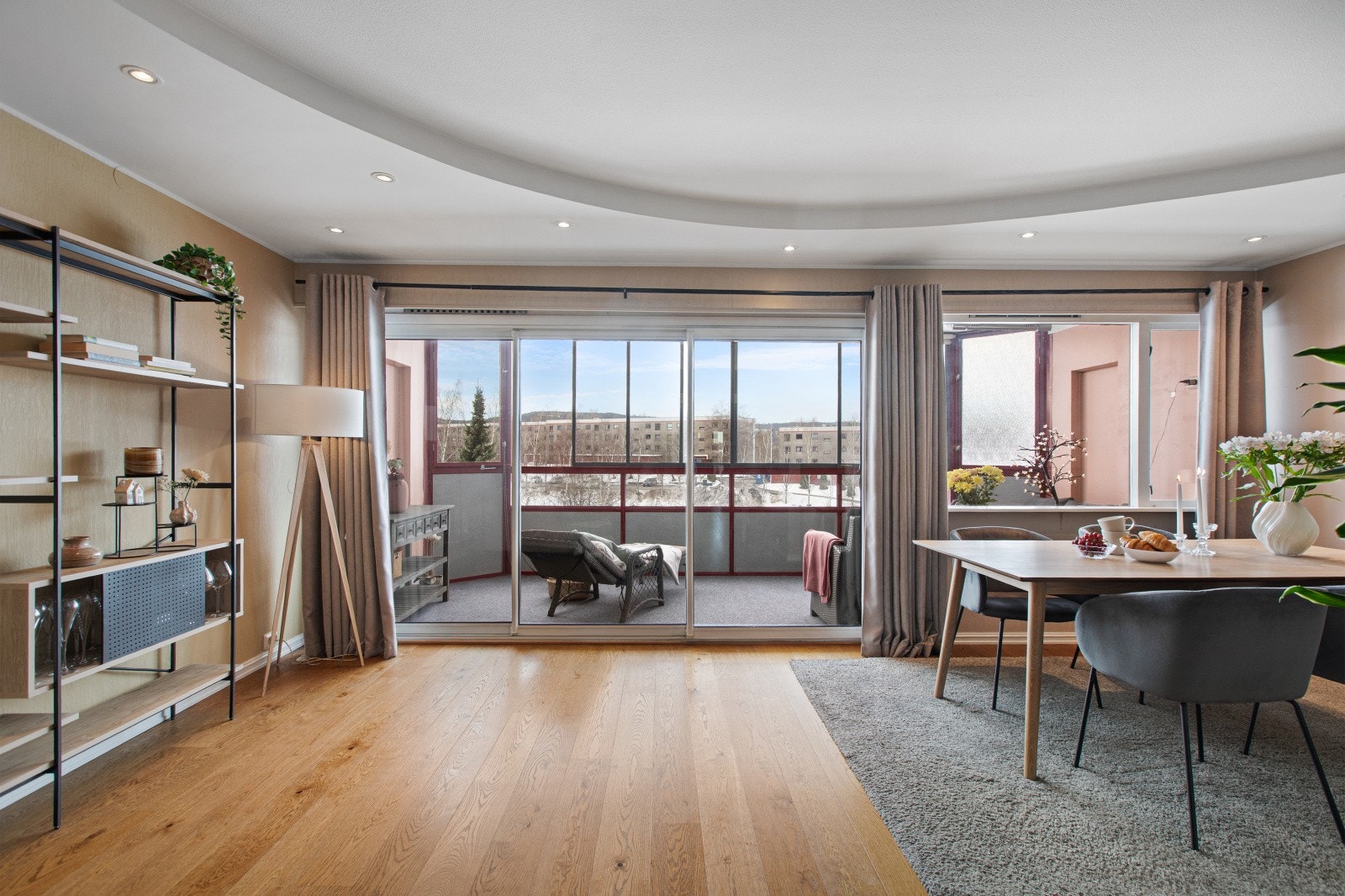 Stuen og spisestuen utgjør et stort, åpent rom med gjennomgående gulv og store vindusflater. Galleribilde