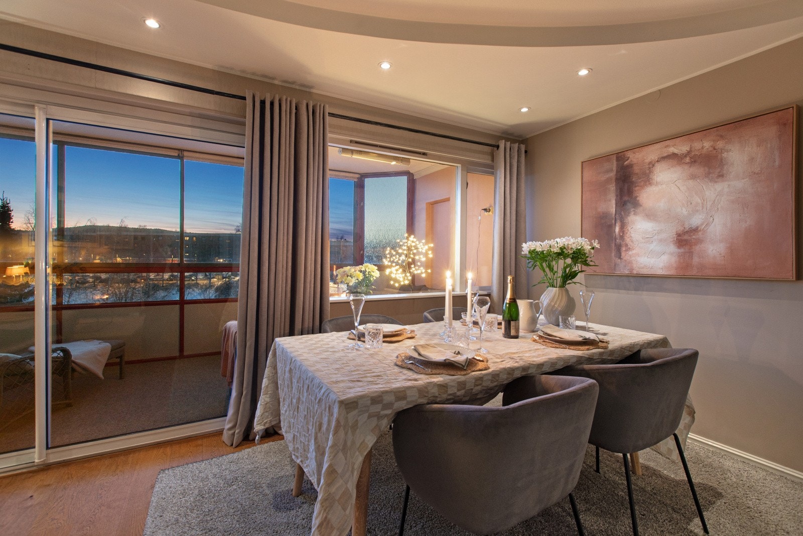 Også på kvelden er dette et innbydende rom og downlights gir en fin belysning. Galleribilde