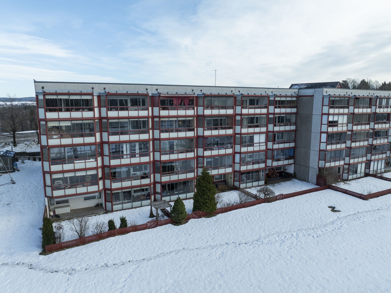 Borettslaget har en pent opparbeidet tomt med store grønområder og lekeplass. Galleribilde