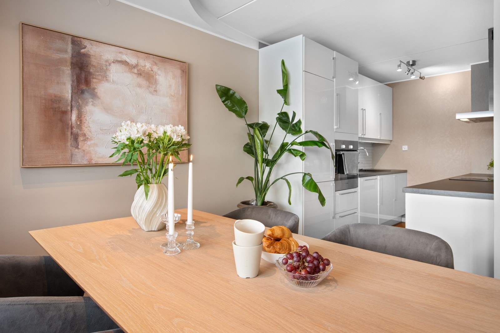 Fra spisestuen er det en sømløs overgang til det funksjonelle kjøkkenet. Galleribilde