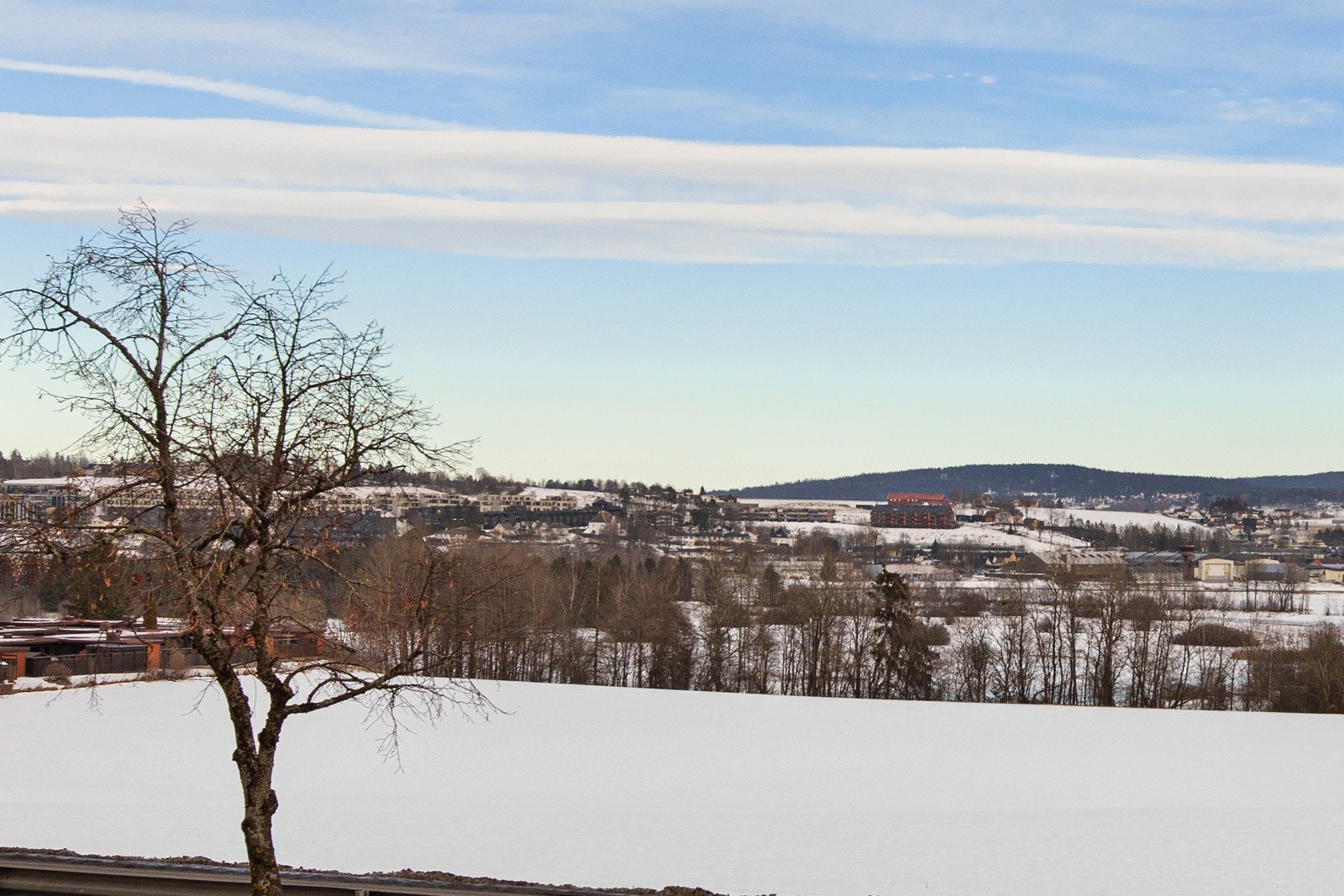 Området har nærhet til skoler og barnehager. Busstoppet ligger i kort gangavstand fra leiligheten. Galleribilde