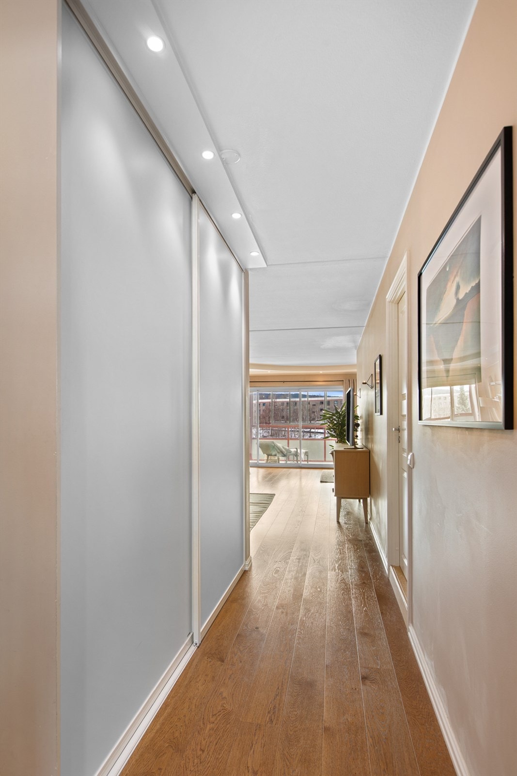 Gangen har en stor skyvedørsgarderobe som gir rikelig med lagringsplass. Galleribilde