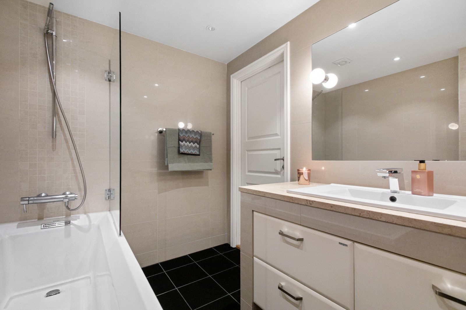 Leiligheten har et pent og flislagt baderom med behagelig varme i gulvet. Galleribilde