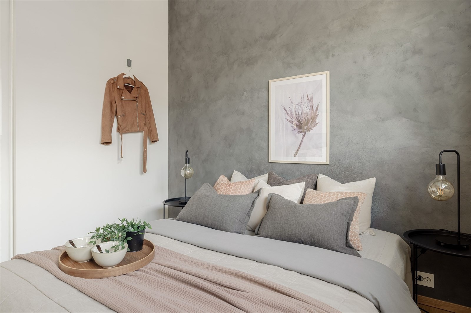 Det er plass til seng med tilhørende nattbord. Galleribilde