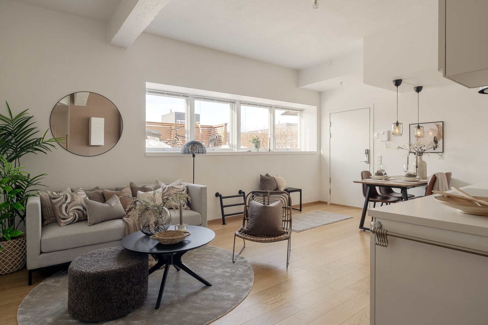 Rommet har lysmalte overflater og et pent 1-stavs parkettgulv. Galleribilde