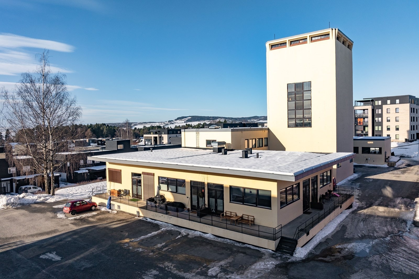 Det er felles parkeringsplass for sameiet hvor leiligheten disponerer en plass i parkeringspool. Galleribilde