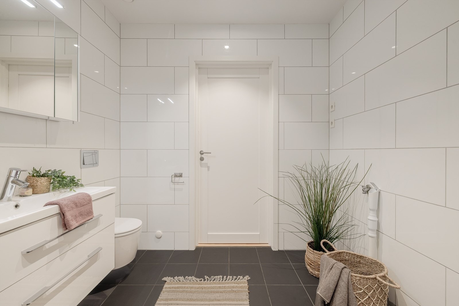 Badet er også utstyrt med veggmontert toalett og har opplegg for vaskemaskin. Innenfor badet er det en bod. Galleribilde