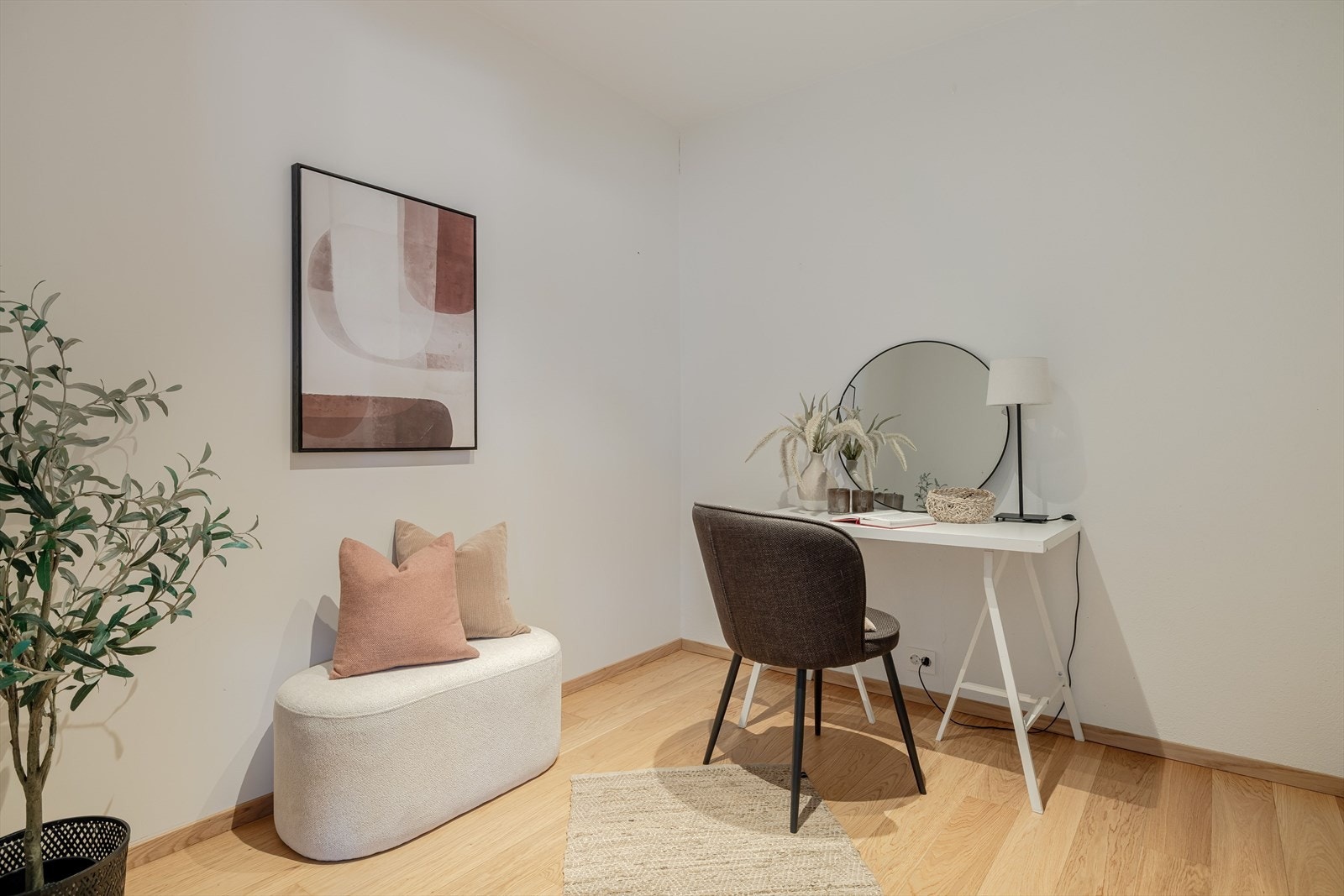 Vegg i vegg med soverommet er det et meget praktisk garderoberom. Galleribilde