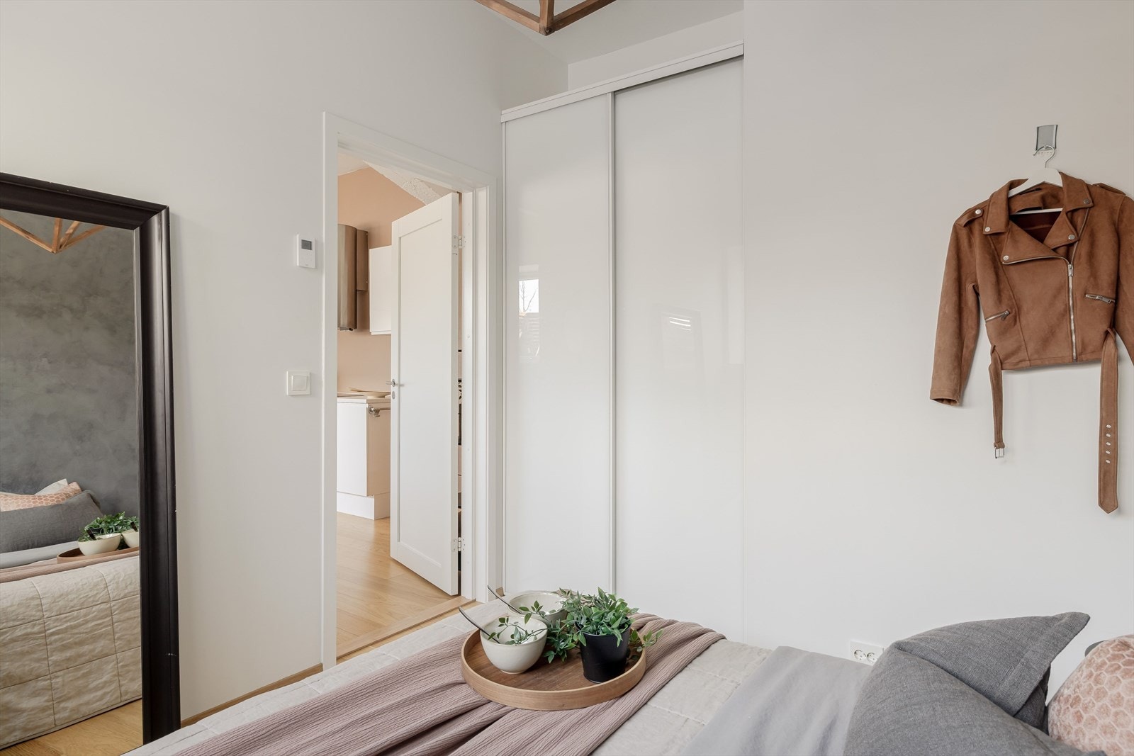 På rommet er det montert en skyvedørsgarderobe. Galleribilde