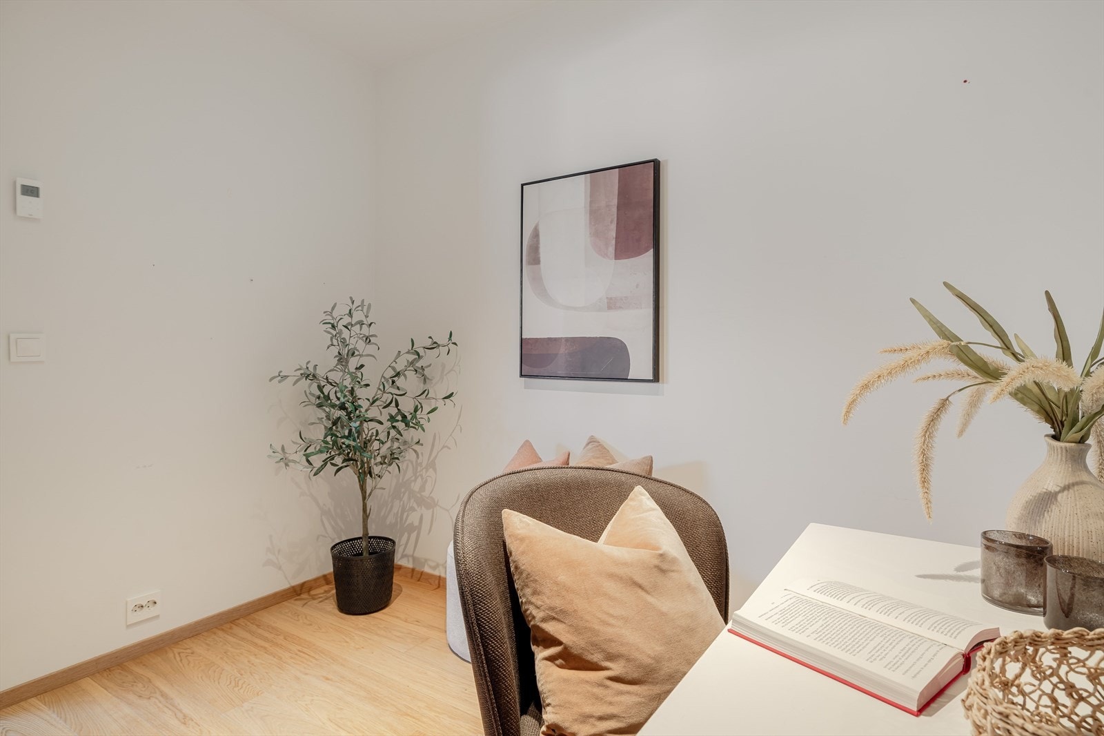 Her er det godt plass til diverse oppbevaringsmøbler for god lagring. Galleribilde