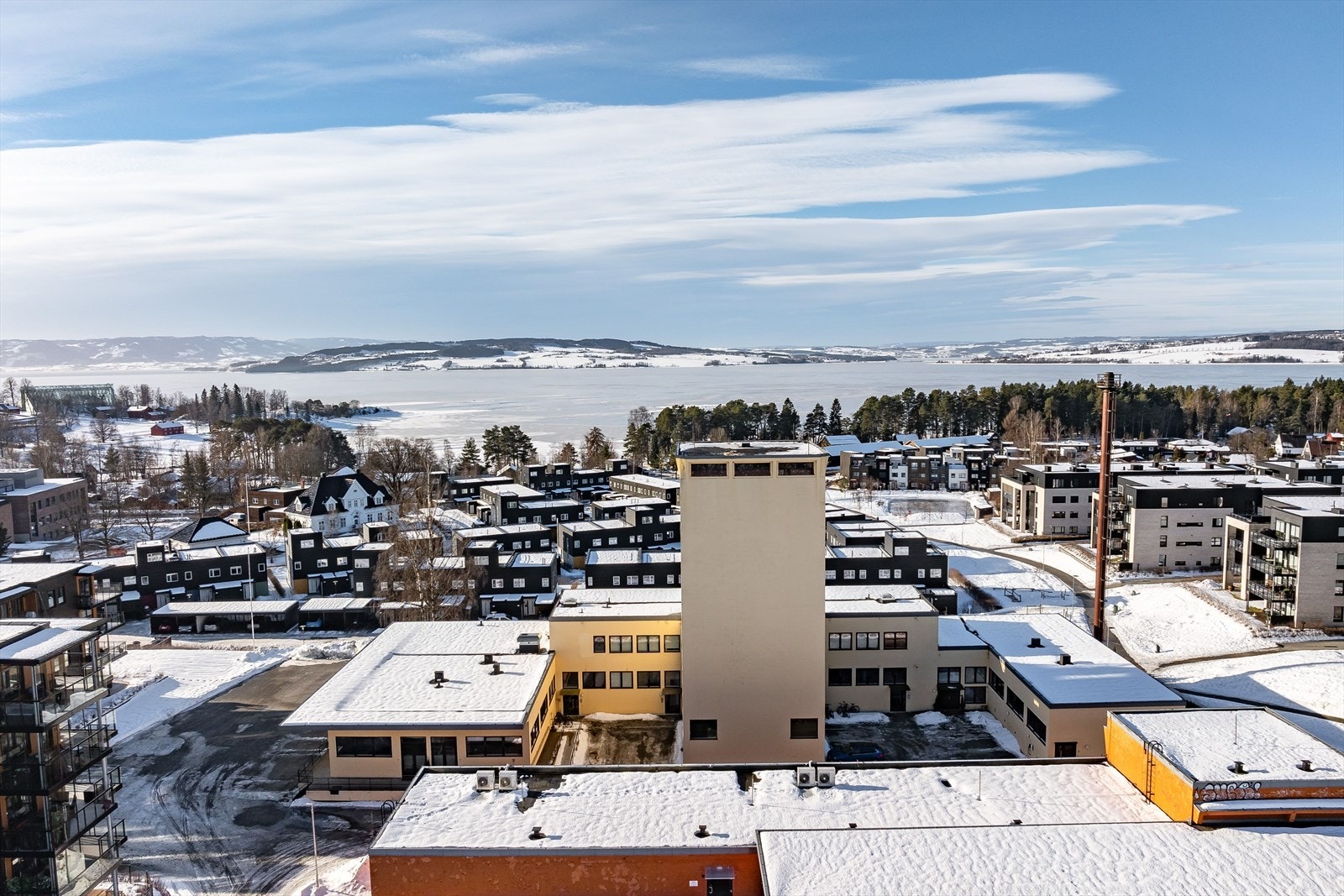 Fra leiligheten er det kort vei ned til Mjøsa med flotte turstier og friområder. Galleribilde