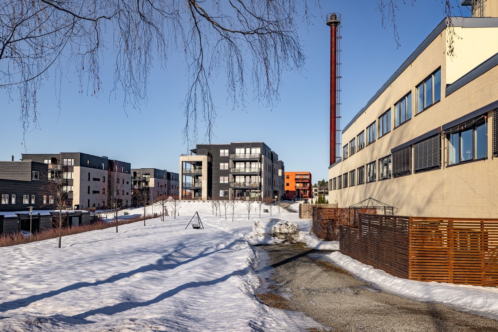 Leiligheten ligger i et nyetablert boligområdet hovedsakelig bestående av leilighet- og rekkehusbebyggelse. Galleribilde