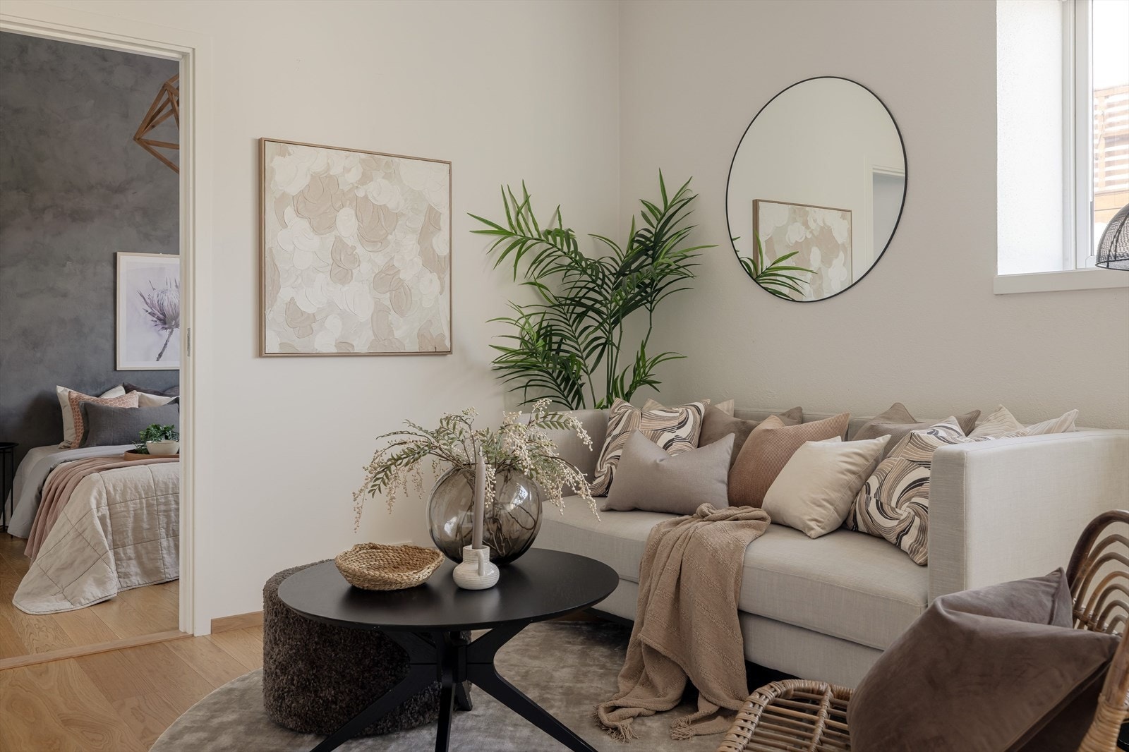 Det er plass til sofagruppe med tilhørende stuebord og andre ønskelige møbler. Galleribilde