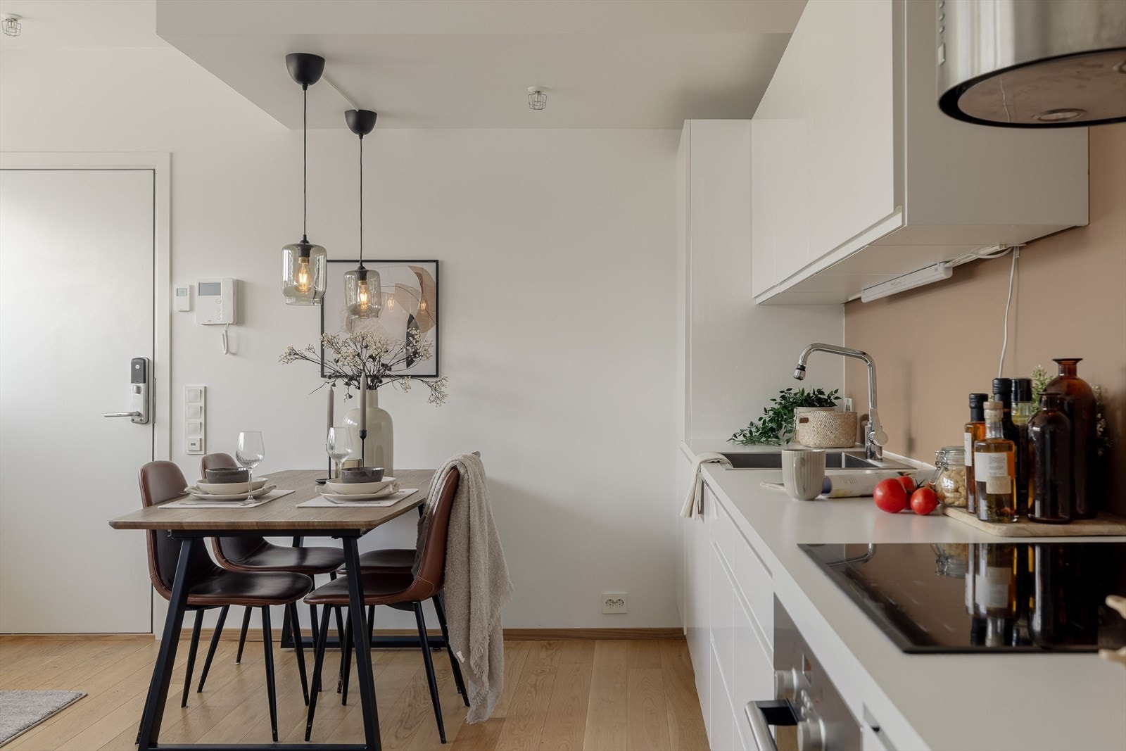 Ved kjøkkenet er det plass til et hyggelig spisestuebord. Galleribilde