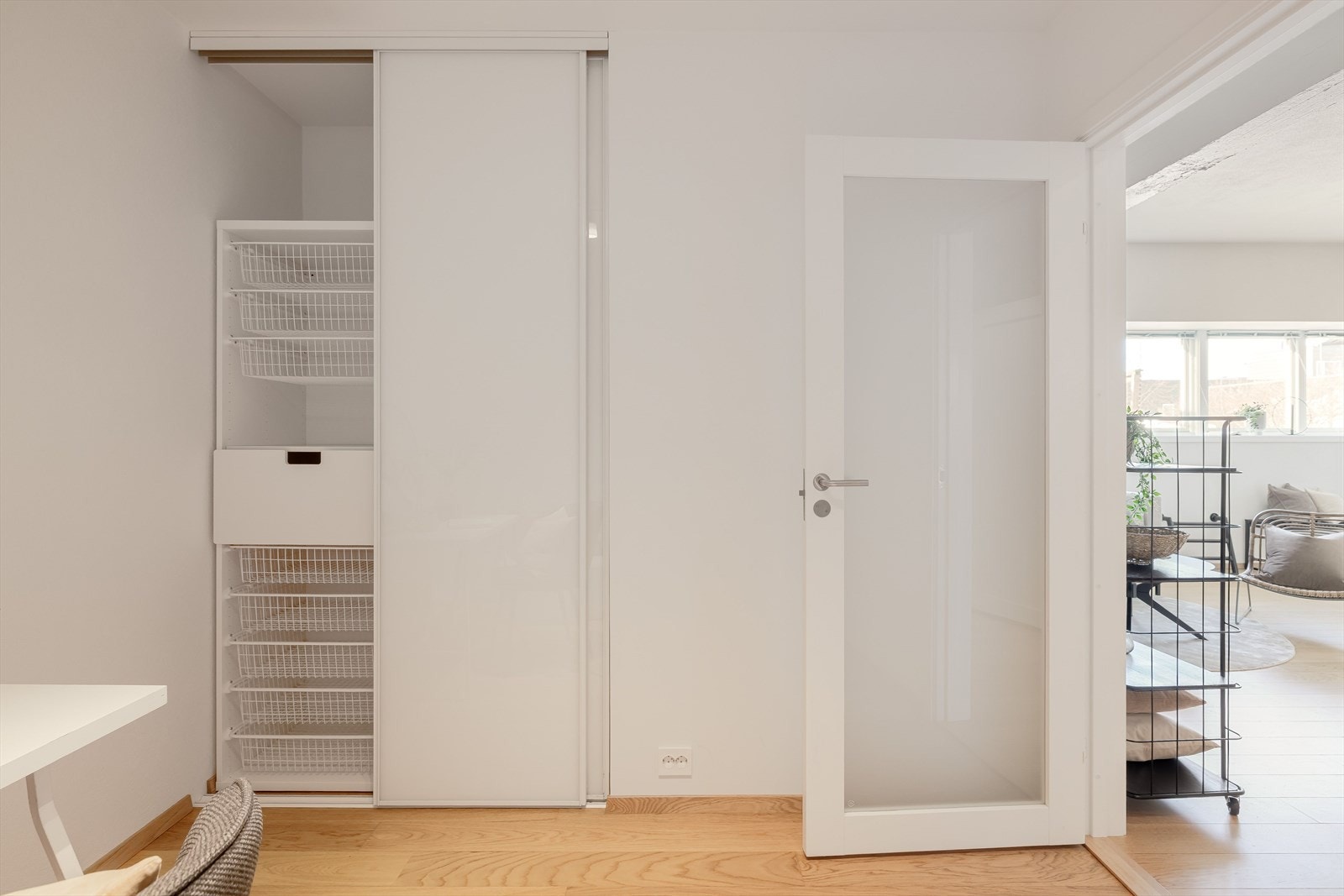 Det er også her satt inn en skyvedørsgarderobe og med ytterligere innredning kan dette bli en drømme walk-in. Galleribilde