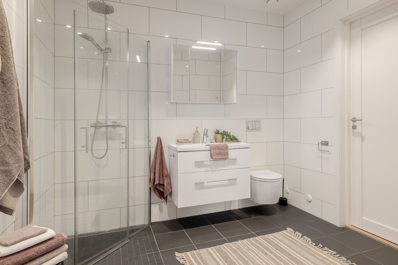 Pent, flislagt bad med downlights i himlingen. Galleribilde