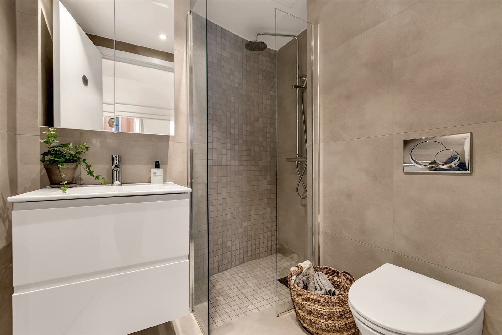 Badet ble oppgradert med flis på flis og ny innredning i 2019. Galleribilde