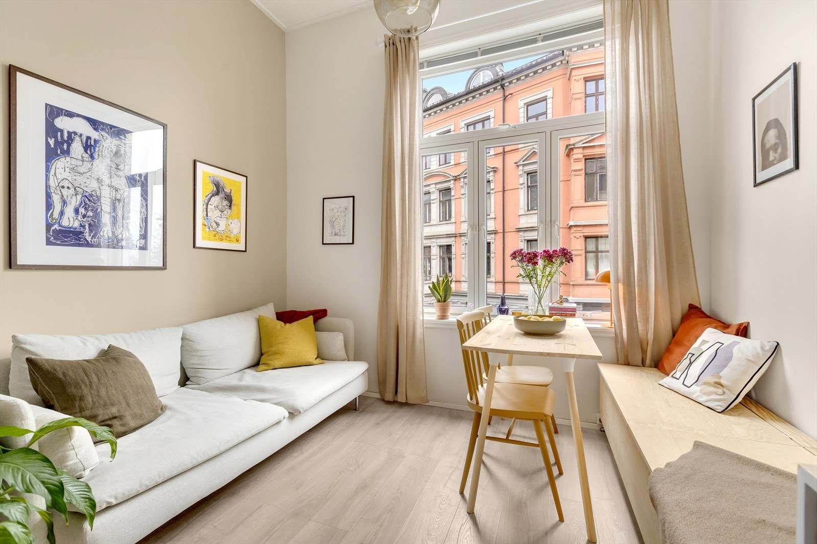 Stuen har god plass til sofamøblement samt spisegruppe. Galleribilde