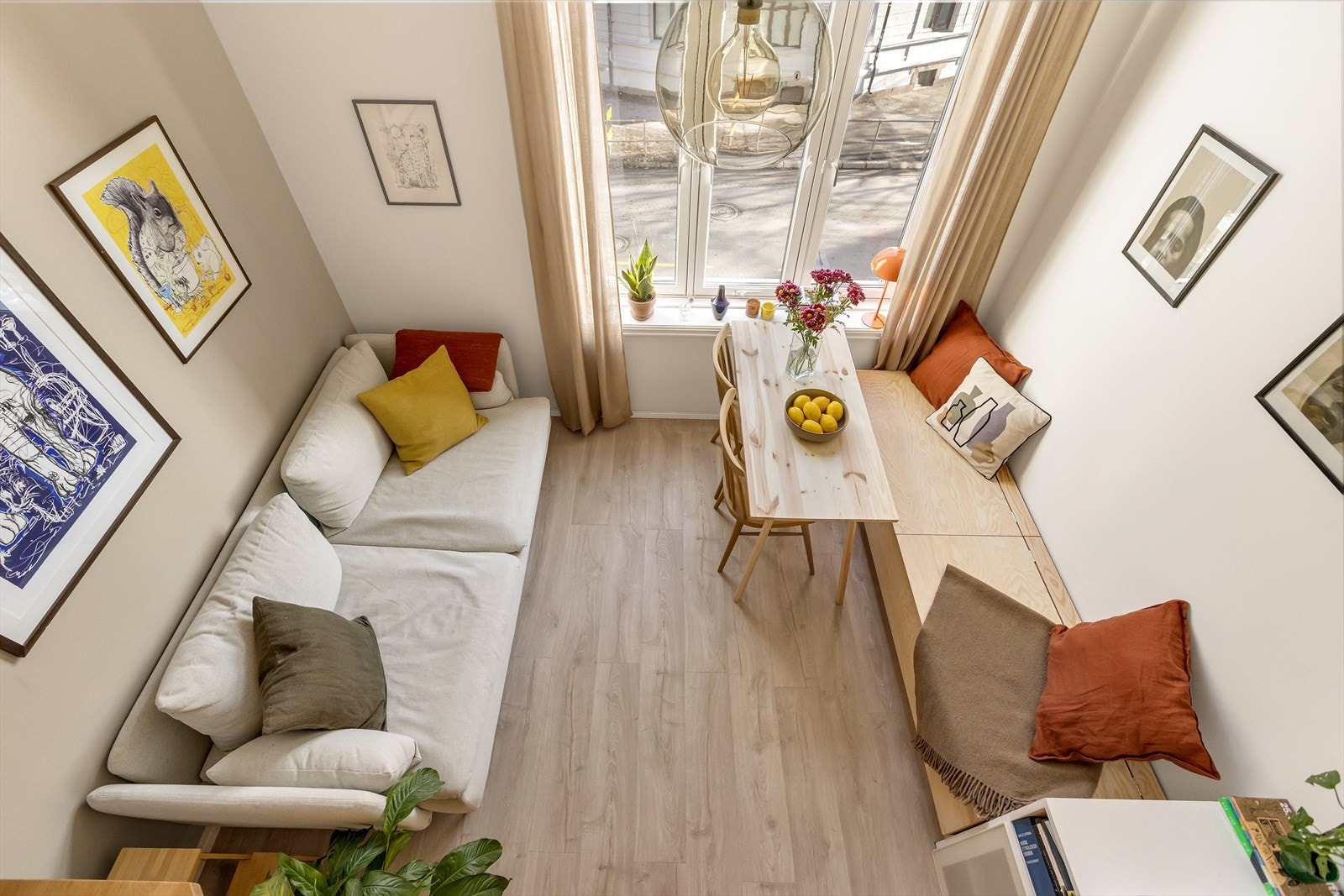 Leiligheten har en lys stue med store vindusflater og generøs takhøyde på hele 3,3 meter. Galleribilde