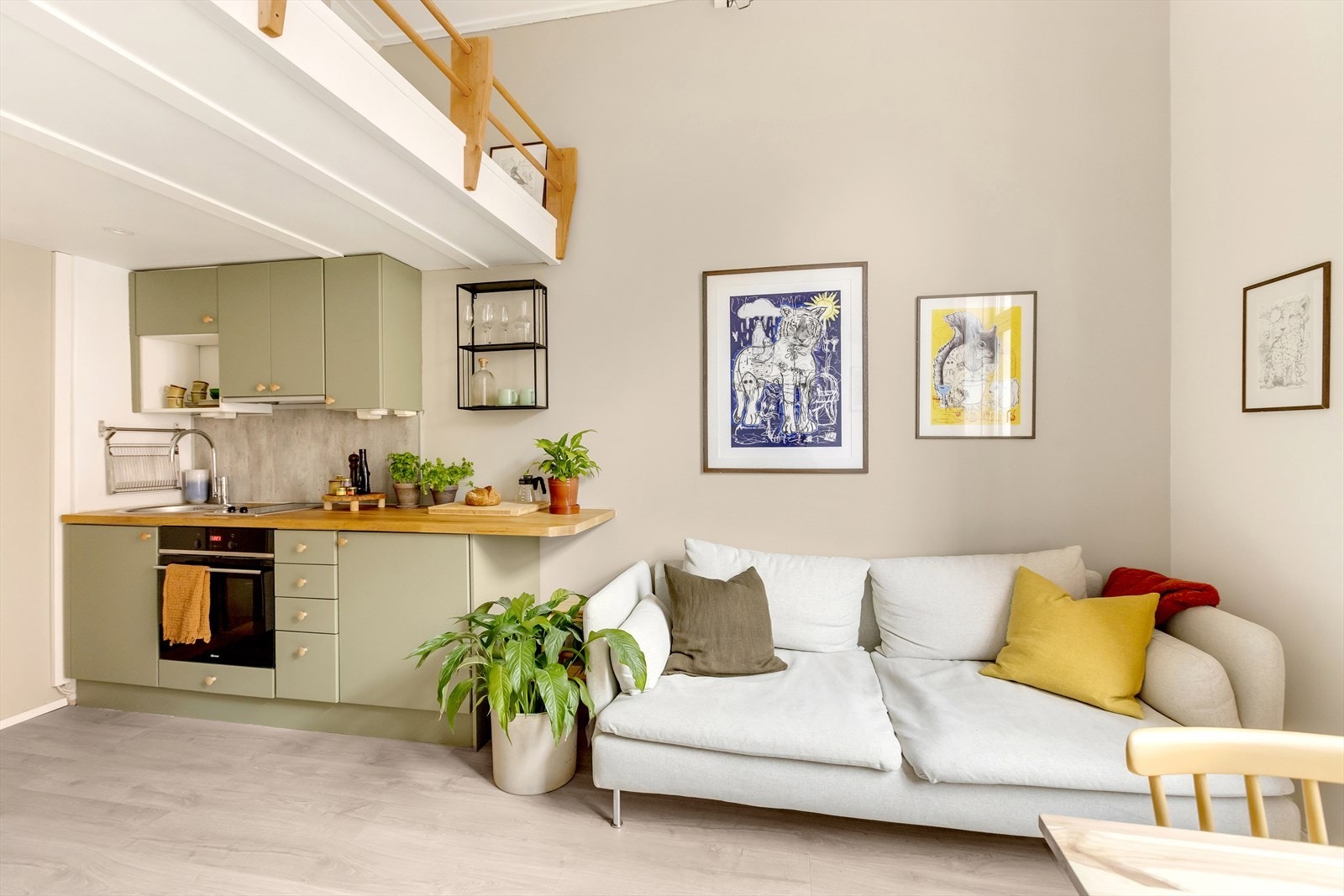 Leiligheten har en åpen kjøkken- og stueløsning. Galleribilde