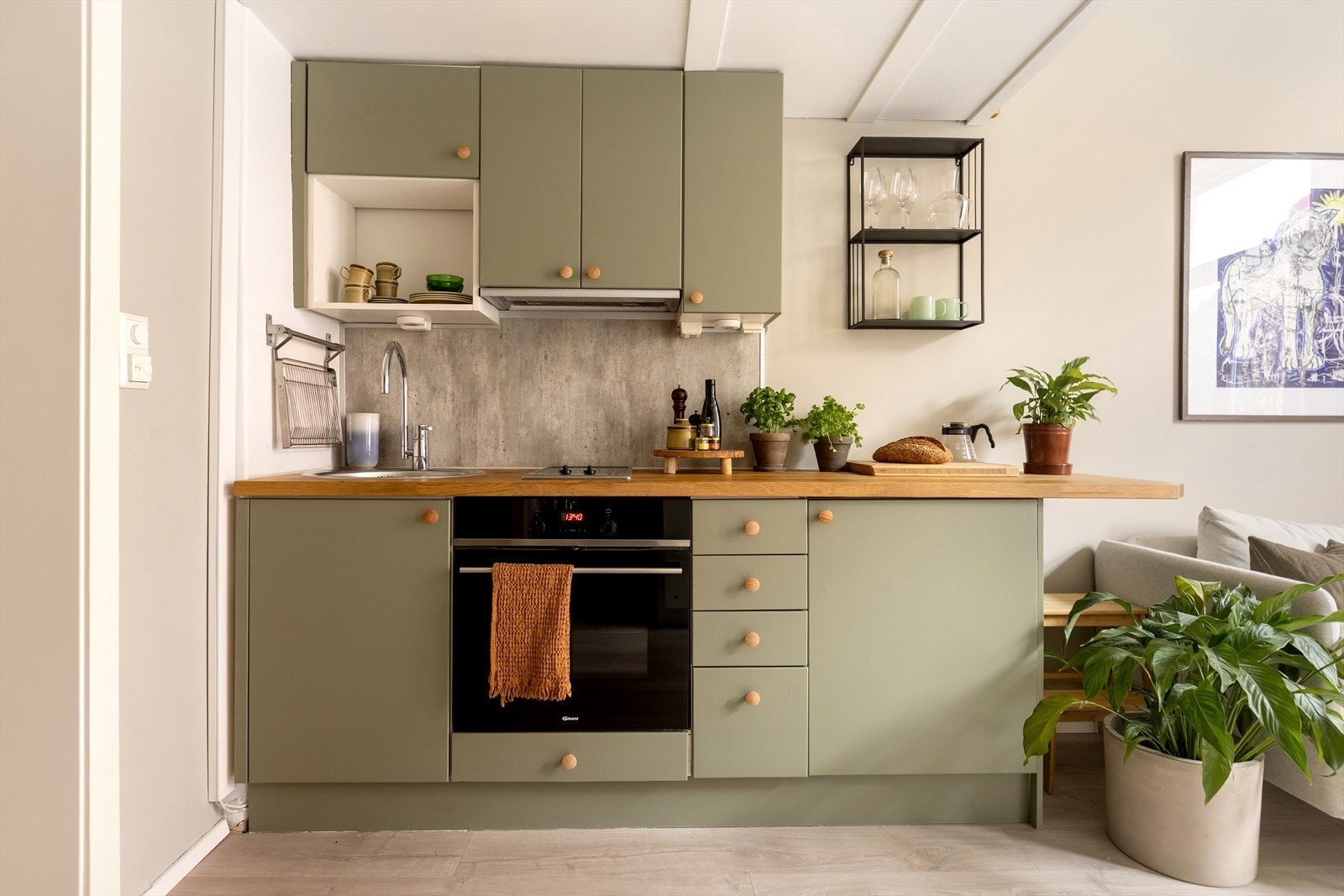 Arealeffektivt og moderne kjøkken med plass til det man trenger. Galleribilde