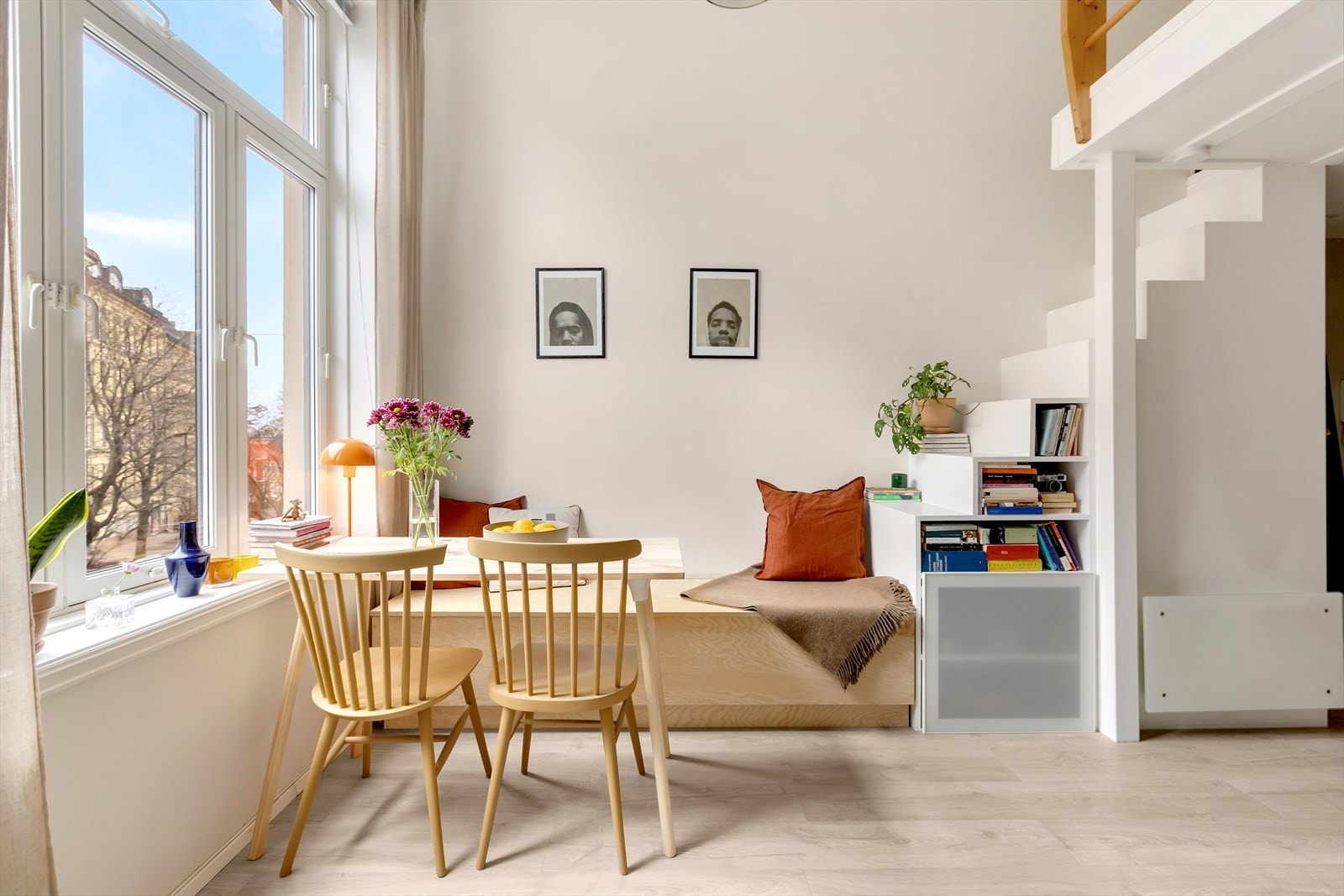 En lys og sjarmerende 1-roms med arealeffektiv planløsning, generøs takhøyde og attraktiv beliggenhet. Galleribilde