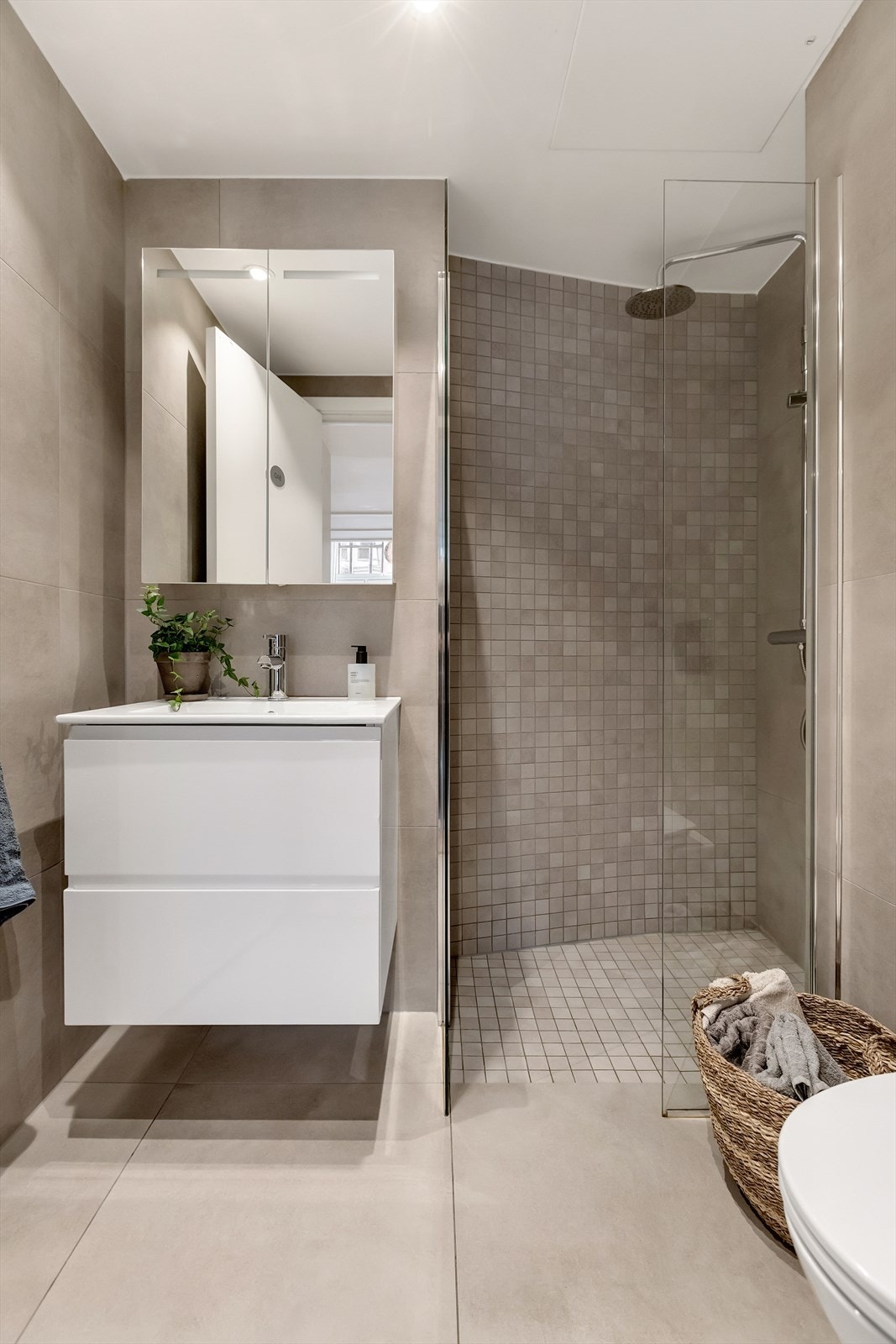 Flott, tidløst baderom med varmekabler i gulvet. Galleribilde