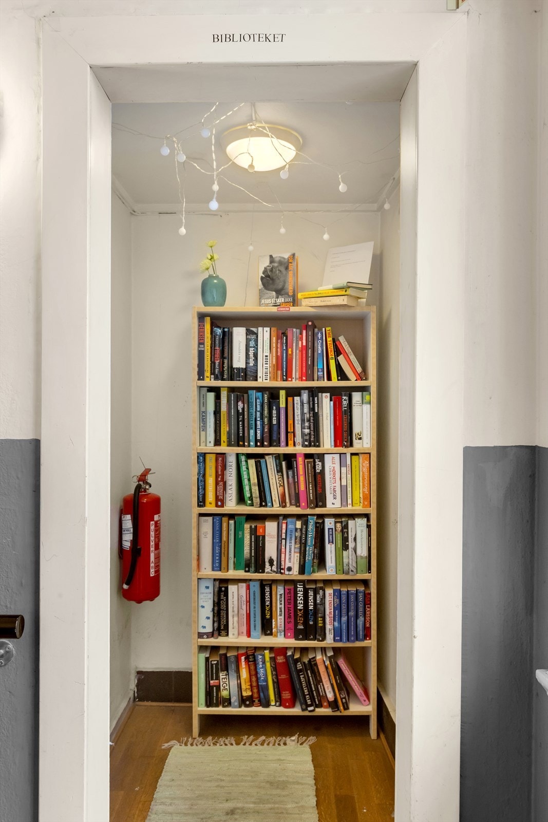 I oppgangen finner du borettslagets eget lille bibliotek. Galleribilde