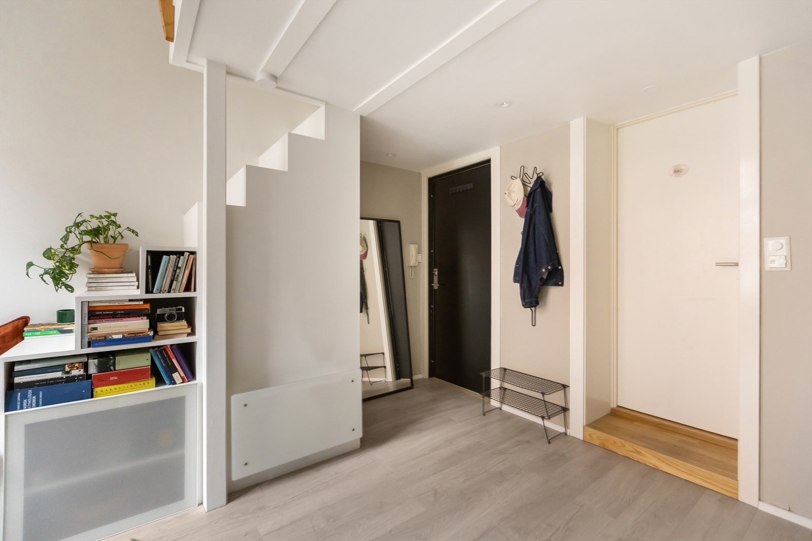 Ved inngangsdøren er det plass til knagger og sko for oppbevaring av yttertøy. Galleribilde