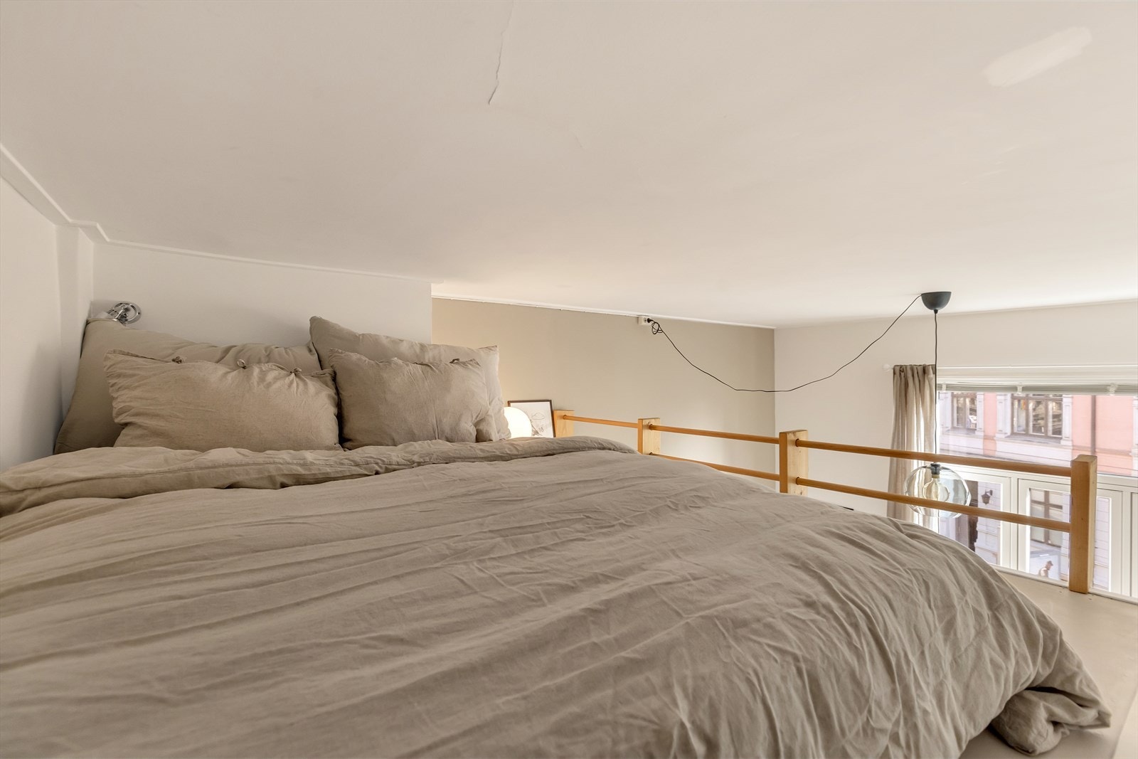 Smart, arealeffektivt hems med plass til både seng og nattbord. Galleribilde